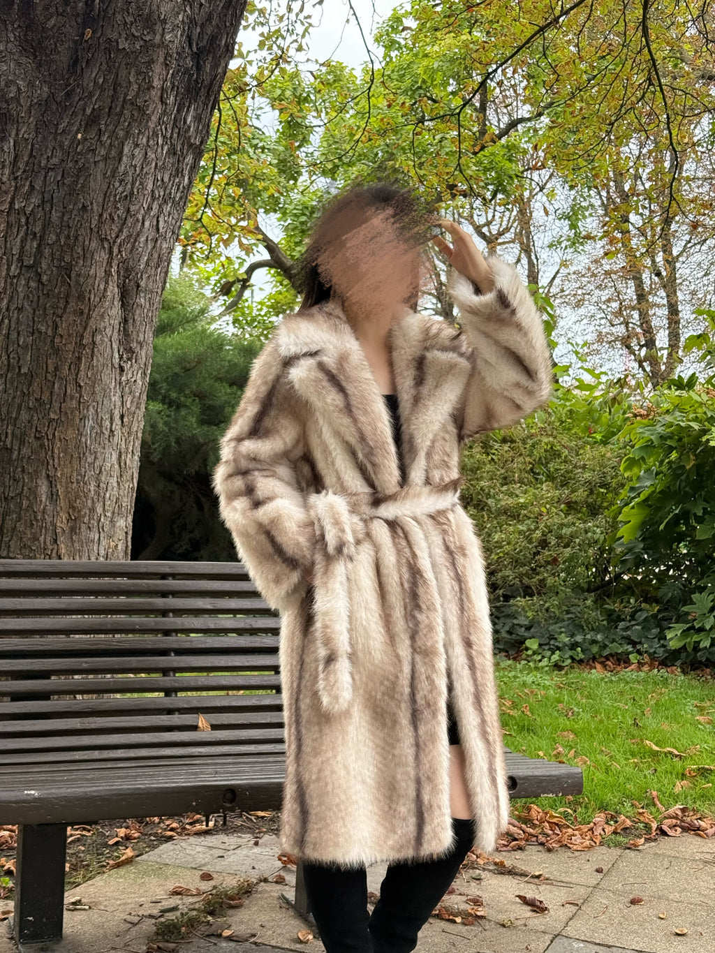 Manteau long en fausse fourrure à ceinture