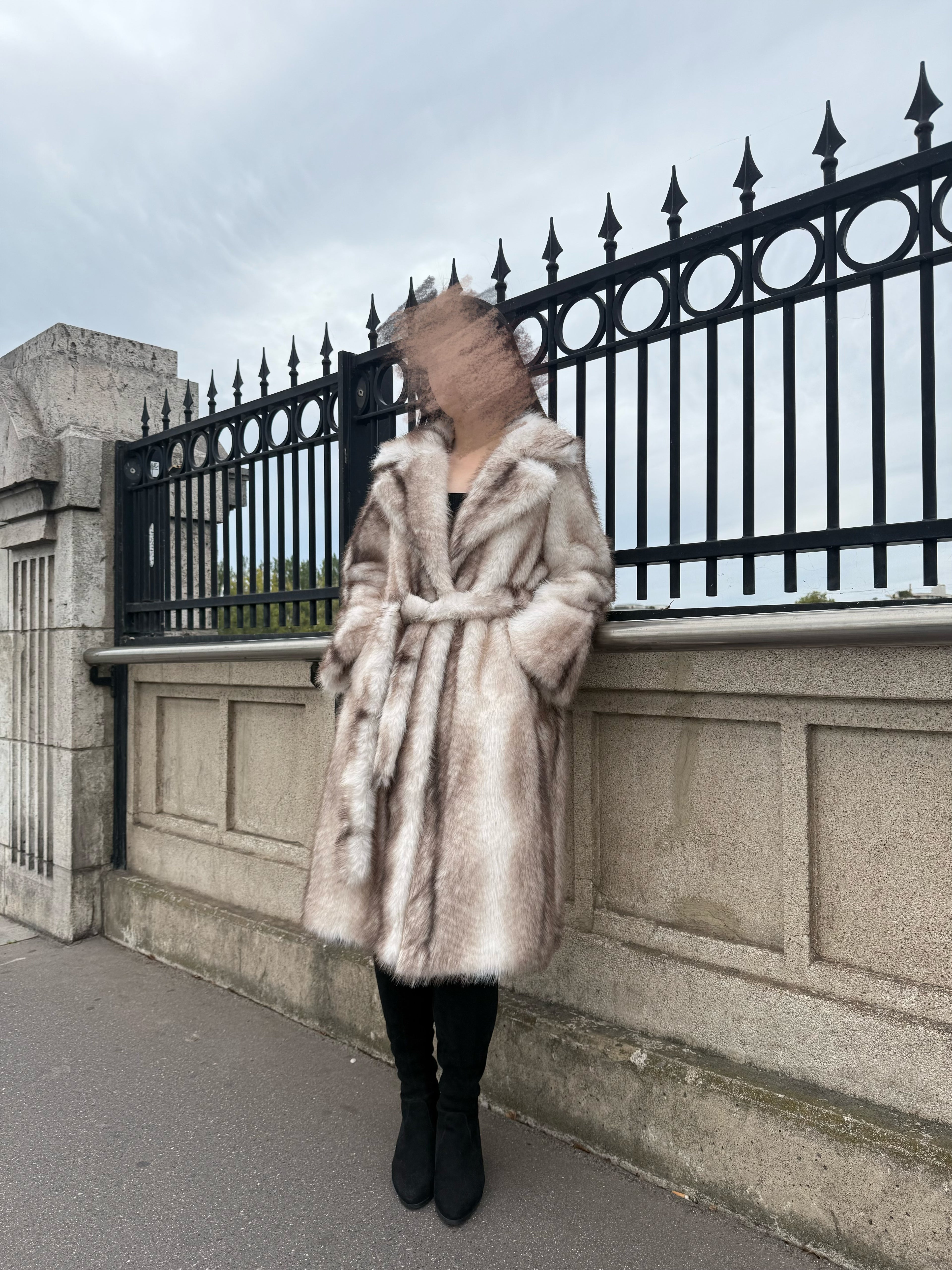 Manteau long en fausse fourrure à ceinture