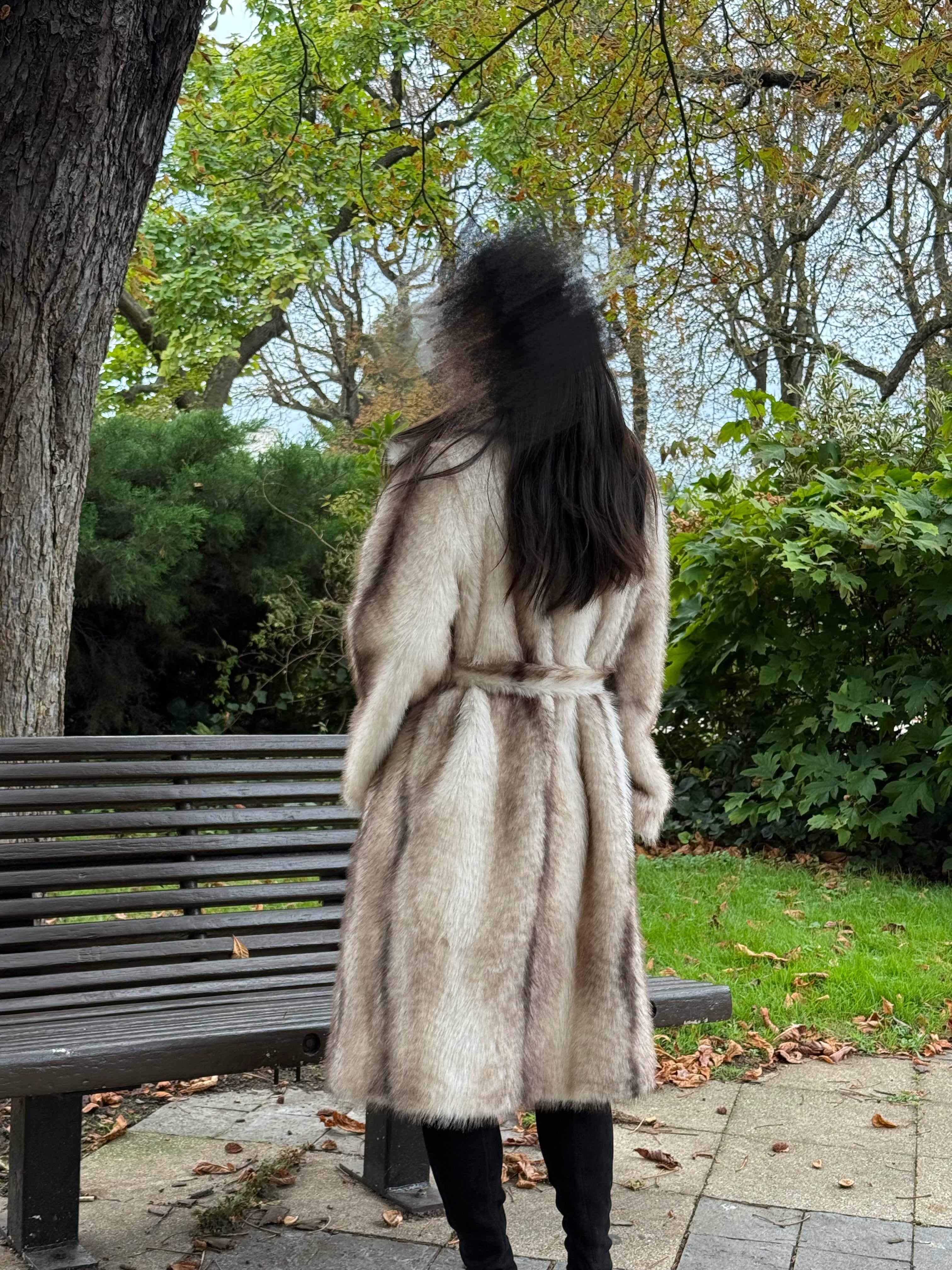 Manteau long en fausse fourrure à ceinture