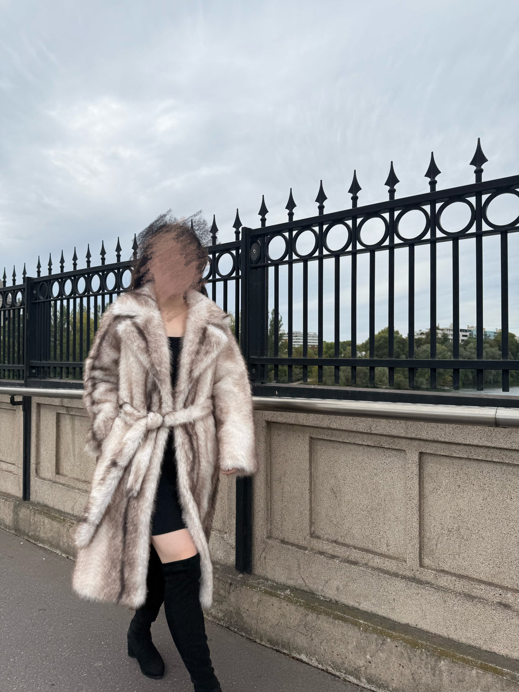 Manteau long en fausse fourrure à ceinture