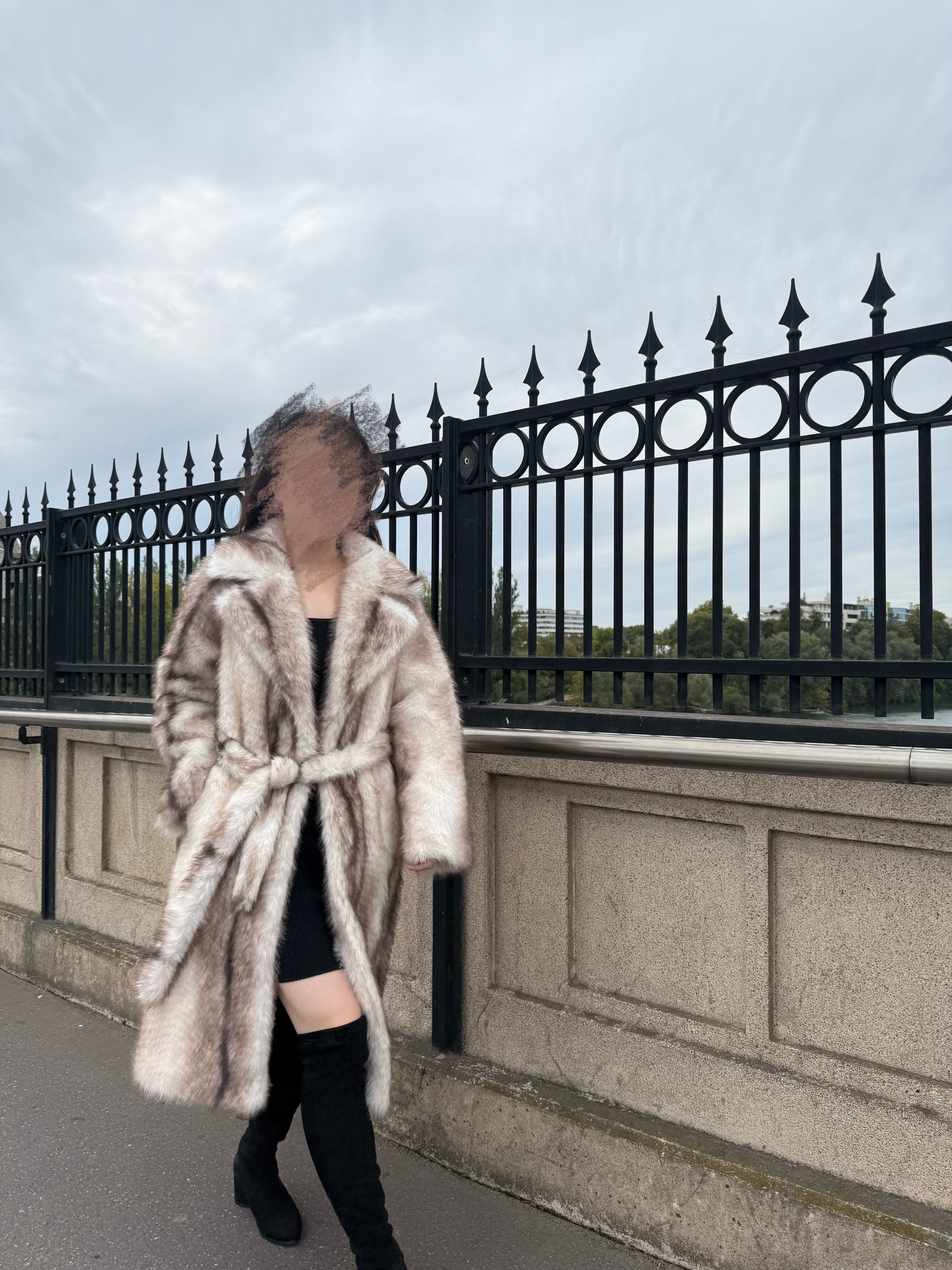 Manteau long en fausse fourrure à ceinture